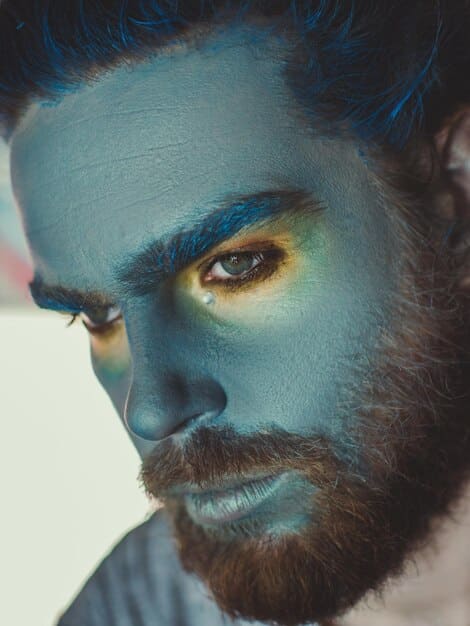 Men’s Eyeshadow Trends: Beyond Basic Black in the US